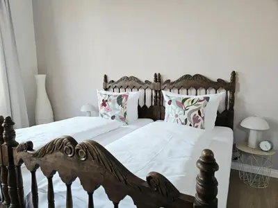 Ein Bett oder Betten in einem Zimmer der Unterkunft himmlischer Hof - Juwel von 1477 mit P, romantischer Innenhof, Kamin, Öko, Denkmal