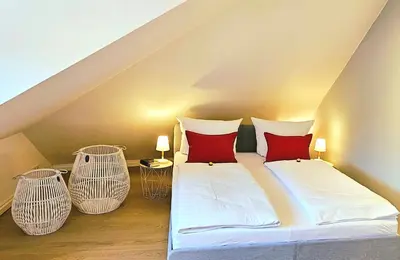 Ein Bett oder Betten in einem Zimmer der Unterkunft himmlischer Hof - Juwel von 1477 mit P, romantischer Innenhof, Kamin, Öko, Denkmal