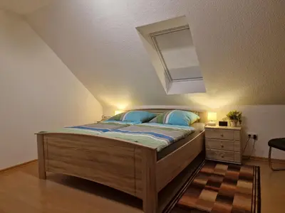Ein Bett oder Betten in einem Zimmer der Unterkunft Ferienwohnung Vier Sterne