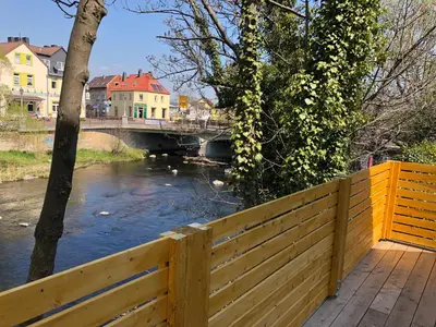 Blick auf einen Fluss in der Nähe des Ferienhauses