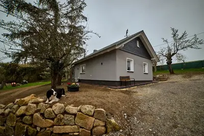 Das Gebäude in dem sich das Ferienhaus befindet