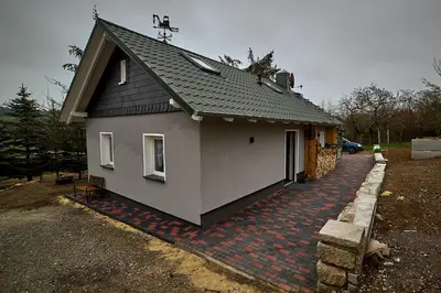 Das Gebäude in dem sich das Ferienhaus befindet