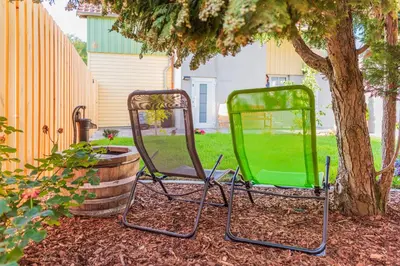 Ein Garten an der Unterkunft Zur Quelle