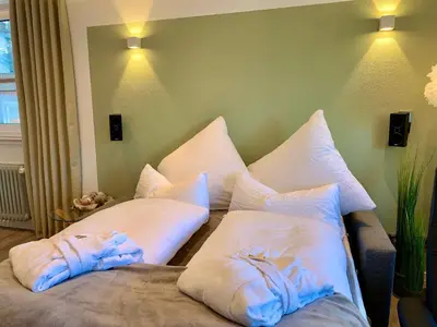 Ein Bett oder Betten in einem Zimmer der Unterkunft 4-Sterne Premiumferienwohnung Köhnke 2 - [#122257]