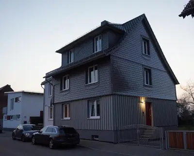 Das Gebäude in dem sich das Ferienhaus befindet