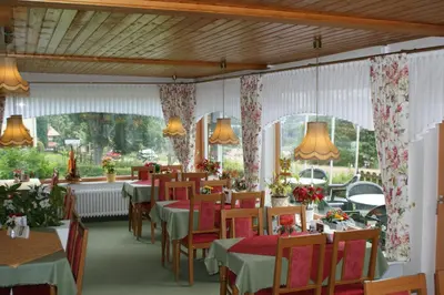 Ein Restaurant oder anderes Speiselokal in der Unterkunft Hotel und Cafe Panorama