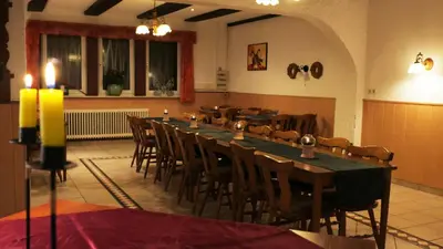 Ein Restaurant oder anderes Speiselokal in der Unterkunft Hotel zur Post