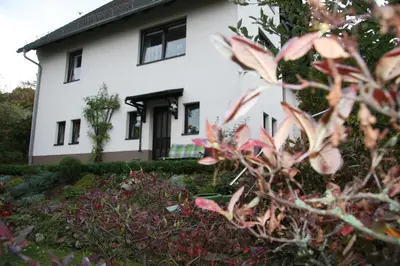 Ein Garten an der Unterkunft Ferienwohnung Am Steinbachtal