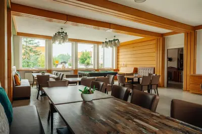 Ein Sitzbereich in der Unterkunft Haus Sonnblick - Gruppenhaus - bis zu 42 Personen - großer Gemeinschaftsbereich - Billiard - Soccer - Dart - Garten