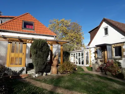 Das Gebäude in dem sich das Ferienhaus befindet