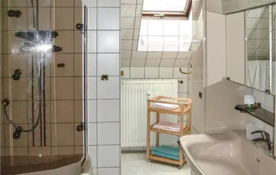Ein Badezimmer in der Unterkunft 3 Bedroom Beautiful Apartment In E-38644 Goslar