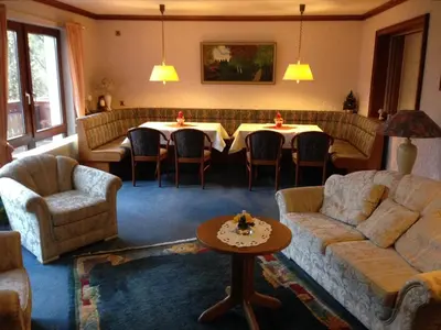 Ein Sitzbereich in der Unterkunft Hotel Sonnenhof