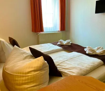Ein Bett oder Betten in einem Zimmer der Unterkunft Hotel Domschatz