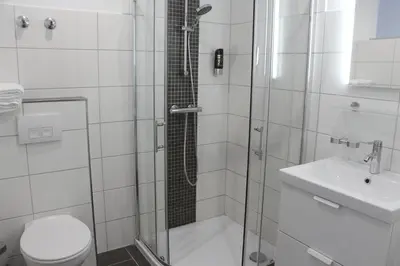 Ein Badezimmer in der Unterkunft REGIOHOTEL Schanzenhaus Wernigerode - #Wellnessbereich #NaturAuszeitHarz #RuhigAmWald #FreeParking