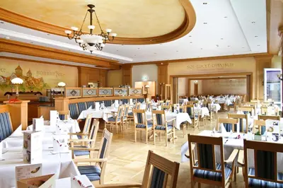 Ein Restaurant oder anderes Speiselokal in der Unterkunft Morada Hotel Alexisbad