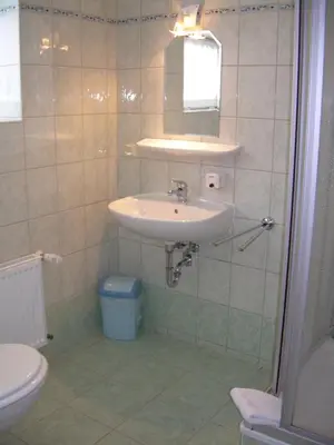 Ein Badezimmer in der Unterkunft Hotel Garni am Schlosspark