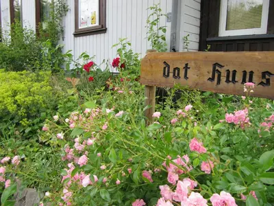 Ein Garten an der Unterkunft datHuus