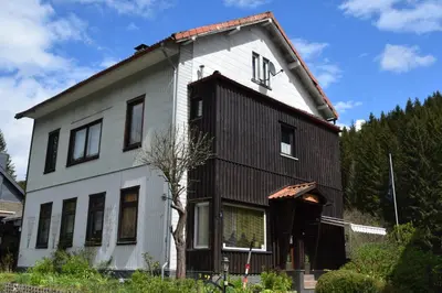 Das Gebäude in dem sich die Ferienwohnung befindet