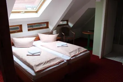 Ein Bett oder Betten in einem Zimmer der Unterkunft La Rustica Altstadthotel