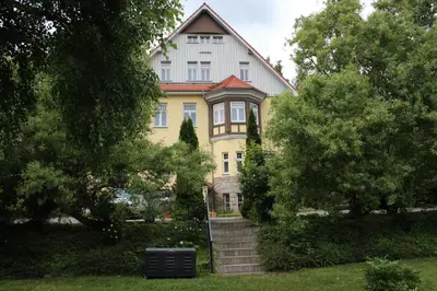Ein Garten an der Unterkunft Villa Jagdhaus