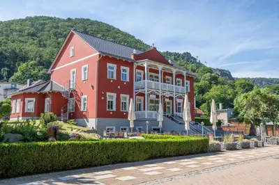 Ein allgemeiner Bergblick oder ein Berglick von des Aparthotels aus