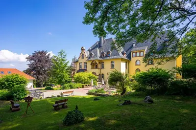 Ein Garten an der Unterkunft Hotel Erbprinzenpalais