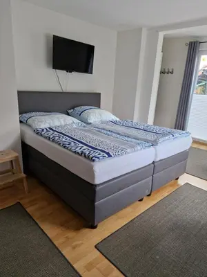 Ein Bett oder Betten in einem Zimmer der Unterkunft 1 Raum Ferienwohnung für Eisenbahnfreunde