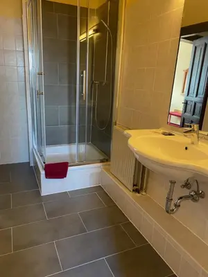 Ein Badezimmer in der Unterkunft Hotel garni Am Dippeplatz
