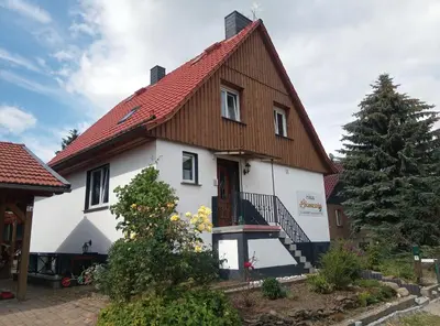Das Gebäude in dem sich das Ferienhaus befindet
