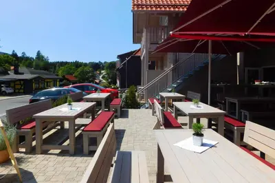 Ein Restaurant oder anderes Speiselokal in der Unterkunft Bergwaldsuites