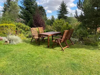 Ein Garten an der Unterkunft Lodge am Wald Terrasse Garten Grill ruhige Lage Wandern
