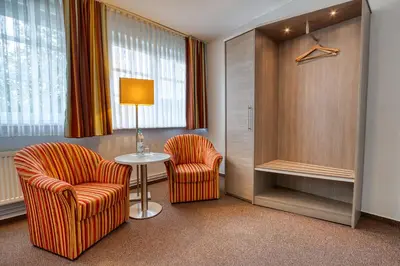 Ein Sitzbereich in der Unterkunft Hotel Goldene Krone