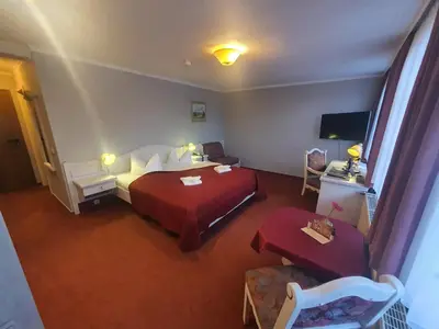 Ein Bett oder Betten in einem Zimmer der Unterkunft Hotel Zur Goldenen Sonne