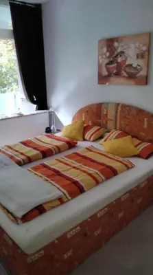 Ein Bett oder Betten in einem Zimmer der Unterkunft Ferienperle Bad Harzburg mit Schwimmbad und Sauna