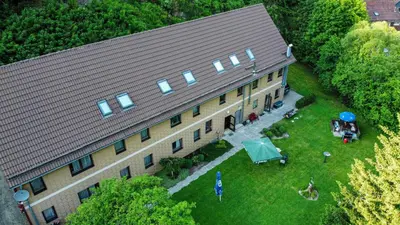 Ein Garten an der Unterkunft Haus am Wolfsbach