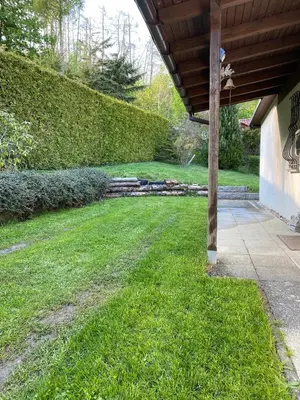 Ein Garten an der Unterkunft Die kleine Lodge, freistehend, direkte Waldlage, Terrasse, Garten, Grill, WLAN