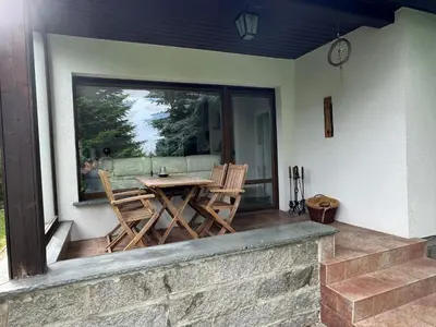 Ein Patio oder anderer Außenbereich in der Unterkunft Die kleine Lodge, freistehend, direkte Waldlage, Terrasse, Garten, Grill, WLAN