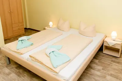 Ein Bett oder Betten in einem Zimmer der Unterkunft Hotel und Campingstell und Zeltplatz an der Talsperre im Harz