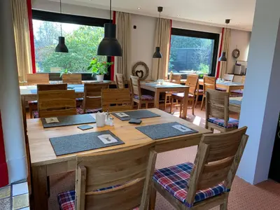 Ein Restaurant oder anderes Speiselokal in der Unterkunft Hotel Haus am Hochwald