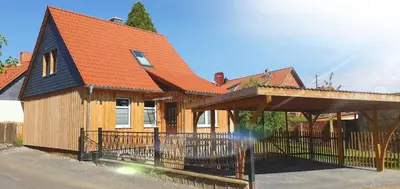 Das Gebäude in dem sich das Ferienhaus befindet