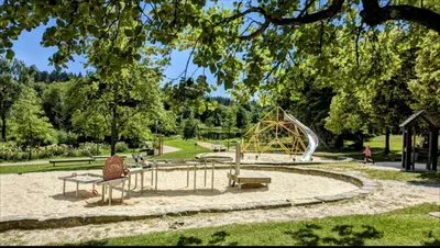 Ein Kinderspielbereich in der Unterkunft Kleine Freiheit Apartment am See