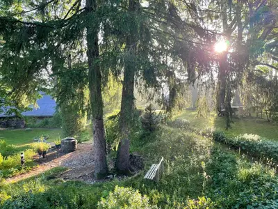Ein Garten an der Unterkunft Liebevoll eingerichtetes Ferienhaus mit großem Garten