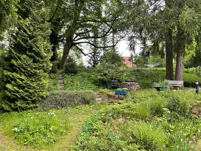 Ein Garten an der Unterkunft Liebevoll eingerichtetes Ferienhaus mit großem Garten