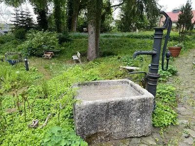 Ein Garten an der Unterkunft Liebevoll eingerichtetes Ferienhaus mit großem Garten