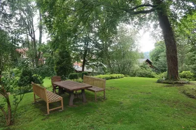 Ein Garten an der Unterkunft Liebevoll eingerichtetes Ferienhaus mit großem Garten