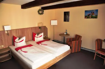 Ein Bett oder Betten in einem Zimmer der Unterkunft Hotel Zum Schloss