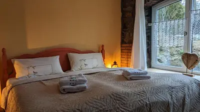 Ein Bett oder Betten in einem Zimmer der Unterkunft WeisseVilla Friedrichsbrunn Fewo SOLIDE