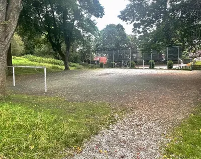 Ein Garten an der Unterkunft Großzügige Souterrainwohnung in historischer Stadtvilla im Herzen Zellerfelds