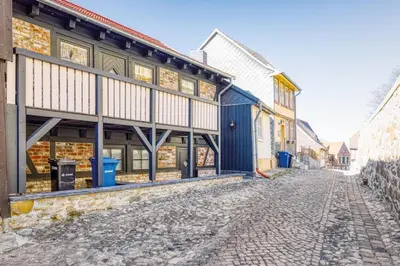 Das Gebäude in dem sich das Ferienhaus befindet