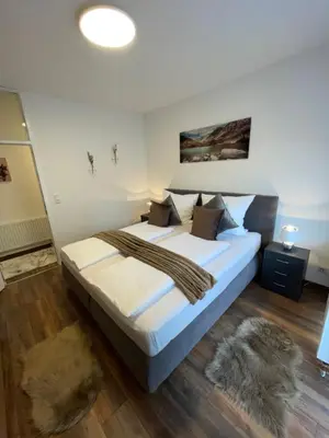 Ein Bett oder Betten in einem Zimmer der Unterkunft Ferienwohnung Linda incl Pool, Sauna & Tiefgarage